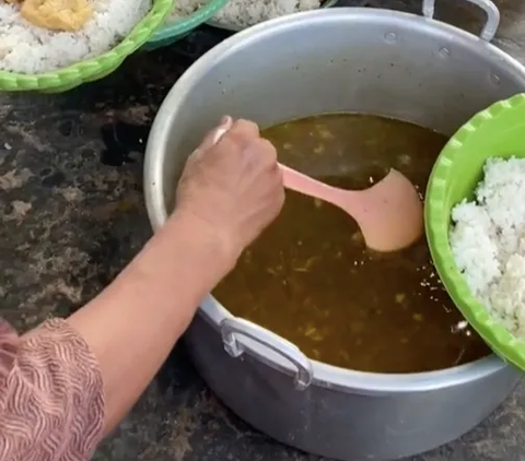 Momen Para Santri Makan di Pondok Pesantren, Suasananya Serasa di Karen's Diner