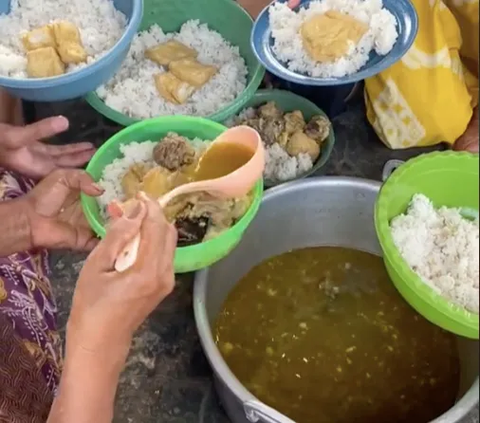 Momen Para Santri Makan di Pondok Pesantren, Suasananya Serasa di Karen's Diner