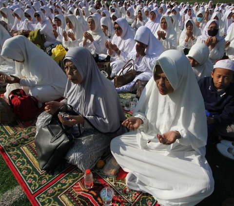 Ratusan warga Bogor khusyuk mengikuti kegiatan keagamaan dzikir dan doa bersama yang digelar untuk memperingati Tahun Baru Islam di Lapangan Manunggal, Menteng, Kecamatan Bogor Barat pada Rabu (19/7/2023).