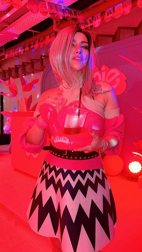 Sesuai dengan nama panggungnya, Barbie Kumalasari menyambut penayangan film Barbie dengan all out. Ketika datang ke premier, Barbie mengenakan busana serba pink dan rambu blonde.