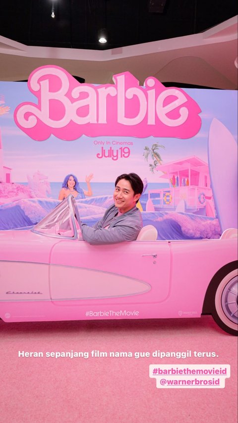 Si tampan Kenny Auztin tampak turut meramaikan premier film Barbie. Kali ini ia hadir dengan busana biru muda sesuai dengan palette warna film Barbie.