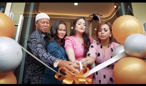 Acara Grand Opening ditandai dengan pengguntingan pita.