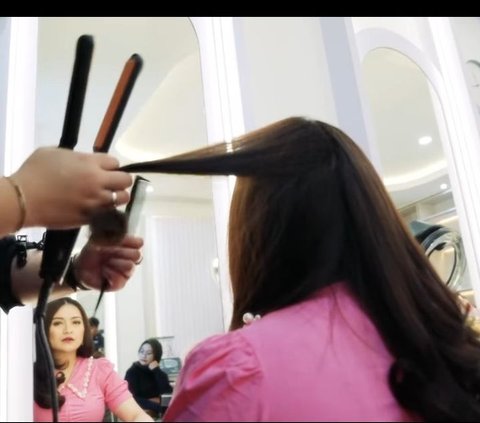 Nathalie Holscher sempat mencoba perawatan rambut di klinik kecantikannya. Dia menata rambutnya dengan style  ala-ala Korea.