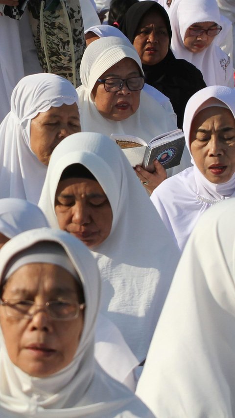 Lantunan bacaan doa-doa pun dikumandangkan oleh kaum ibu-ibu di Taman Manunggal atau tepatnya di atas lapangan sepak bola di Kelurahan Menteng, Kecamatan Bogor Barat.