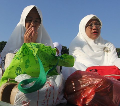 Kekhusyukan juga terlihat dari wajah-wajah jemaah muslim ibu-ibu yang sedang memanjatkan doa saat memperingati Tahun Baru Islam 1 Muharam 1445 Hijriah.