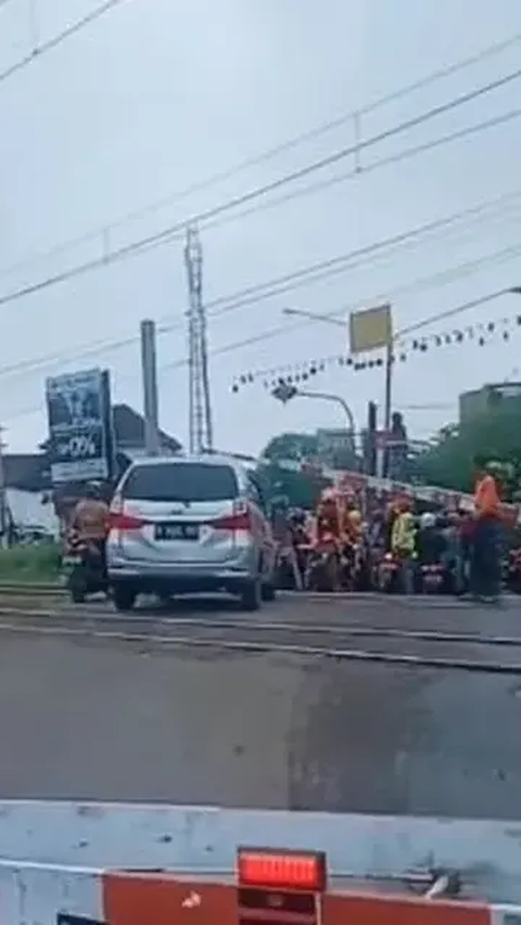 Akibatnya, terdapat kerusakan sarana, prasarana, dan keterlambatan perjalanan kereta api.