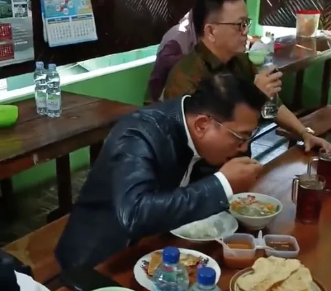 Asyik Makan di Warung, Ini Makanan Sederhana yang Bikin Eks Panglima TNI Dapat Bintang 4