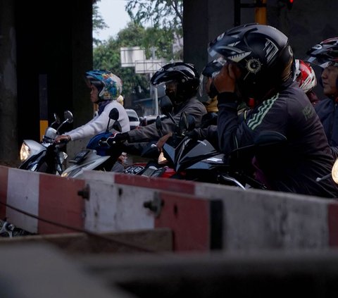 Jika pengguna jalan raya tidak mematuhi aturan tersebut, maka akan kena sanksi hukum, sesuai dengan UU tersebut pada pasal 296 yang berbunyi: