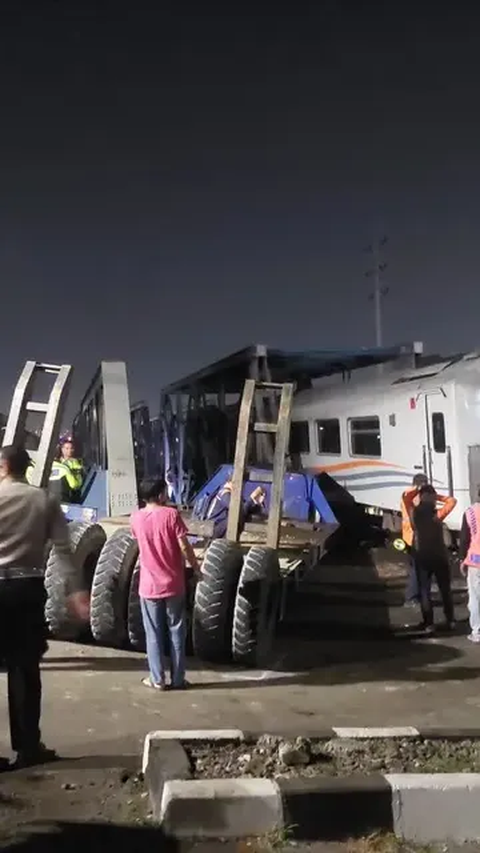 Kejadian tersebut diakibatkan oleh mesin truk yang mati di perlintasan sebidang.