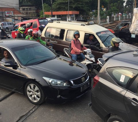 Mesin Kendaraan Kerap Mati di Perlintasan Rel Kereta Api, Ternyata Ini Alasannya