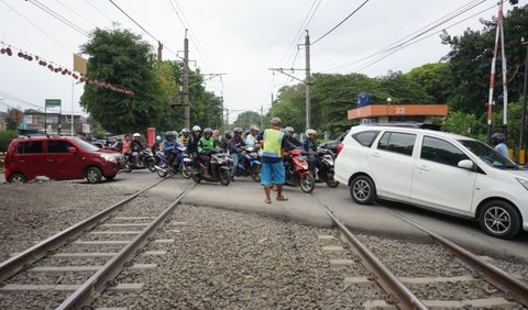 Untuk waktu mengerem sebuah kereta api, kata Darma tergantung pada kecepatannya.