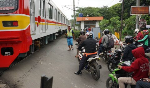 Djoko pun mengimbau kepada pengendara untuk berhati-hati ketika melintasi perlintasan rel kereta api.