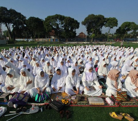 Dalam kegiatan tersebut , ratusan jemaah hadir serba pakaian putih. Mereka berdzikir dan doa bersama di lapangan Manunggal, Menteng, Bogor Barat untuk memperingati Tahun Baru Islam 1 Muharram 1445 Hijriah.