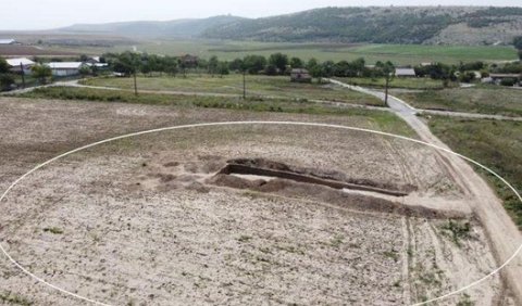 Penelitian geofisika terbaru menunjukkan diameter gundukan itu bisa sampai 75 meter. Kuburan kuno ini terletak di desa Cheia, wilayah tengah Dobrogea di Romania tenggara. Daerah ini menjadi target ekspedisi Romania-Polandia sejak 2008.