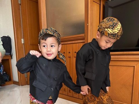 Potret Kiano dan Kenzo Kenakan Pakaian Tradisional