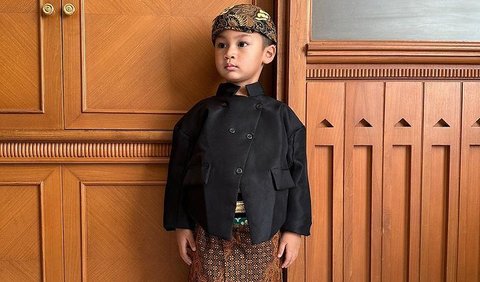 Penampilan Kiano dan Kenzo langsung mencuri perhatian. Potret kakak dan adik tersebut bak pangeran.