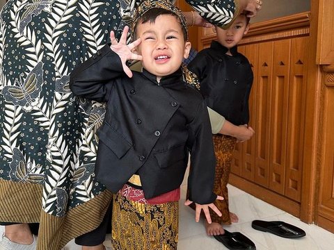 Lucu! 10 Potret Kiano dan Kenzo Anak Baim Wong Kenakan Pakaian Tradisional, Penampilannya Bak Pangeran