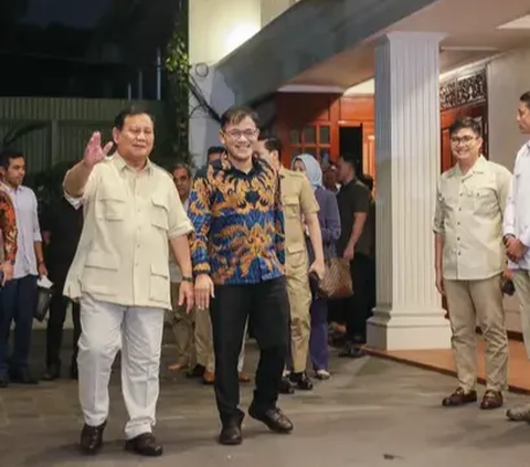 Kader elite PDIP Budiman Sudjatmiko mendatangi Ketua Umum Gerindra Prabowo Subianto sampai memuji menteri pertahanan itu sebagai salah satu orang terbaik di Indonesia.