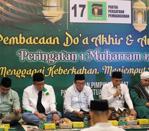 Dewan Pimpinan Pusat (DPP) Partai Persatuan Pembangunan (PPP) memperingati 1 Muharam 1445 Hijriah dengan pembacaan doa akhir dan awal tahun, di Kantor DPP PPP, Menteng, Jakarta Pusat.