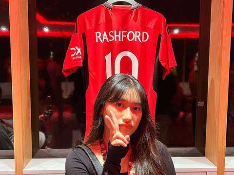 Cantik! 10 Momen Keseruan Amanda Caesa Anak Parto Patrio Jalan-jalan di Inggris, Kunjungi Stadion Old Trafford Hingga The Roman Bath