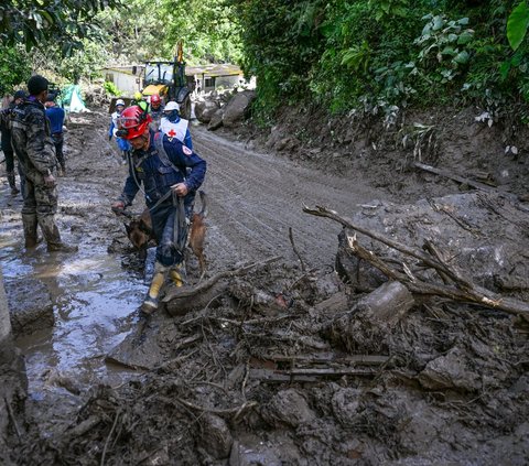 Dari pantauan foto yang beredar ini menunjukkan lumpur dan reruntuhan berserakan di sekitar wilayah Quetame. Petugas sejauh ini telah berusaha dengan keras melakukan evakuasi puluhan orang.