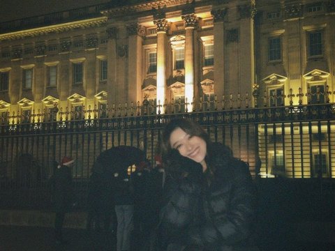 Amanda Caesa Berkunjung ke Buckingham Palace
