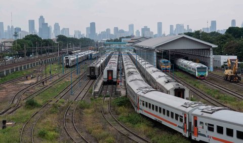 Pengamat Transportasi, Darmaningtyas mengatakan, kereta api memiliki jalur khusus dan orang atau pengendara dilarang mengganggu perjalanan KA.