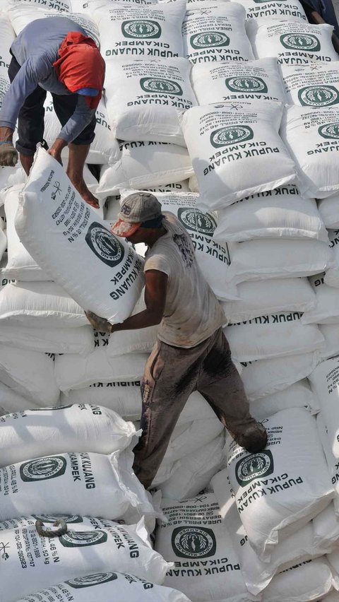 Dalam peraturan tersebut, stok pupuk subsidi yang disiapkan Pupuk Indonesia harus memenuhi kebutuhan petani selama dua hingga tiga minggu ke depan.