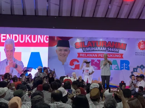 Kemeja Hitam Putih Ganjar Pranowo dan Relawan Didesain Langsung Jokowi