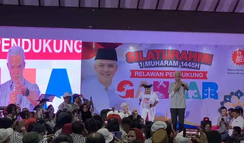 Sementara, kemeja putih garis hitam lurus itu juga punya makna bagi relawan.