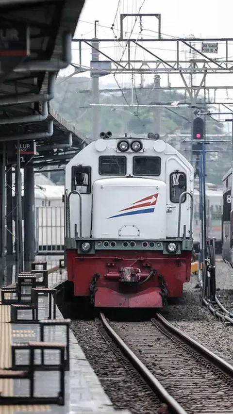 Kecelakaan Kereta Vs Truk, Masinis Lompat Selamatkan Diri Dekat Kobaran Api