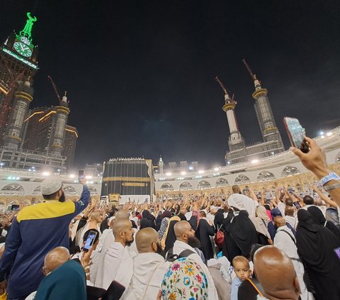 Kiswah atau kain penutup Ka'bah di Masjidil Haram, Makkah diganti bertepatan dengan malam tahun baru Islam, 1 Muharram 1445 Hijriah atau Selasa, 18 Juli 2023. Pergantian kiswah Ka'bah ini dilakukan setiap tahun sekali.