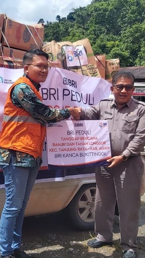 FOTO: BRI Peduli Salurkan Bantuan Tanggap Bencana Banjir dan Longsor Padang