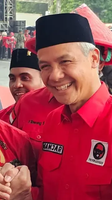 Dia mencontohkan baliho anggota DPR Fraksi Gerindra di Cilacap yang tertutup baliho Ganjar. Gubernur Jawa Tengah itu langsung meminta baliho yang terpasang wajahnya untuk dicopot.
