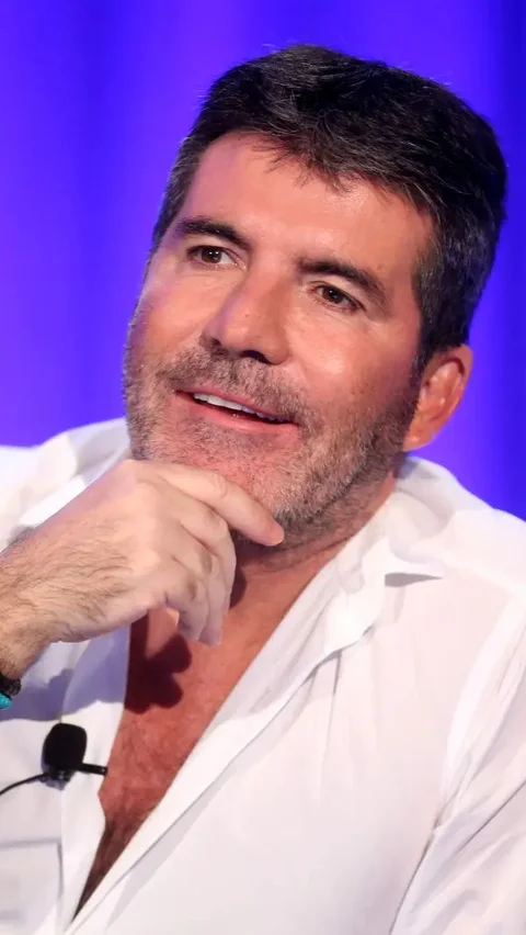 Juri yang terkenal dingin, Simon Cowell juga memberikan pujian untuk pemilik tembang Harus Terpisah ini.