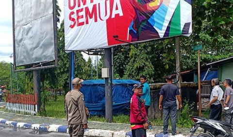 Saat banner dicopot juga disaksikan dari pihak pemasang dan pemerintah setempat.