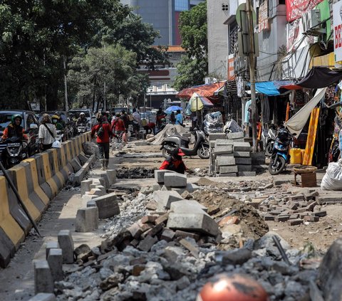 Keberadaan Pedagang Kaki Lima (PKL) dan parkir motor liar yang menempati bahu jalan di kawasan Pasar Petak Sembilan, Glodok ini akan ditertibkan melalui revitalisasi.