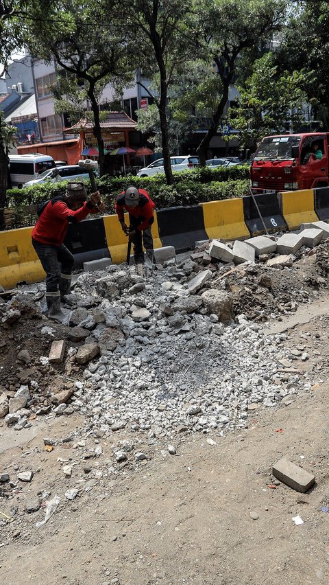 Revitalisasi bahu jalan dan trotoar di kawasan pasar  tersebut dilakukan guna memberikan ruang bagi pejalan kaki.