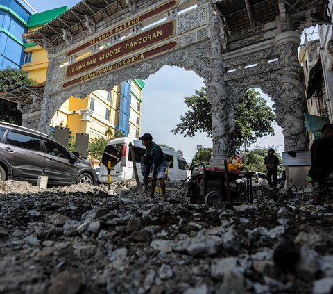 Selama ini Kawasan Pasar Petak Sembilan, Glodok digunakan untuk mangkal para Pedagang Kaki Lima (PKL) dan parkir sepeda motor liar, sehingga membuat akses jalan menjadi sempit.