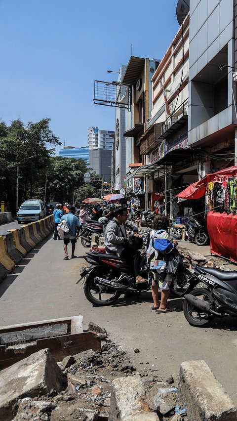 Parkir liar dan PKL di kawasan itu terpantau telah menggunakan bahu jalan dan trotoar untuk aktivitasnya. Kondisi itu membuat hak pejalan kaki merasa direbut oleh mereka.