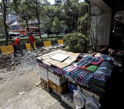 Selain itu, revitalisasi trotoar ini nantinya juga untuk mempercantik kawasan pasar yang selama ini terlihat kumuh.