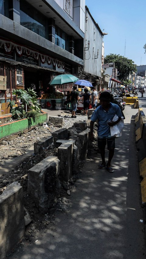 Revitalisasi pasar Petak Sembilan ini juga berfokus kepada pembenahan lingkungan sekitarnya, seperti pengadaan tempat khusus pedagang yang rencananya akan disediakan agar mereka dapat berdagang dengan nyaman.