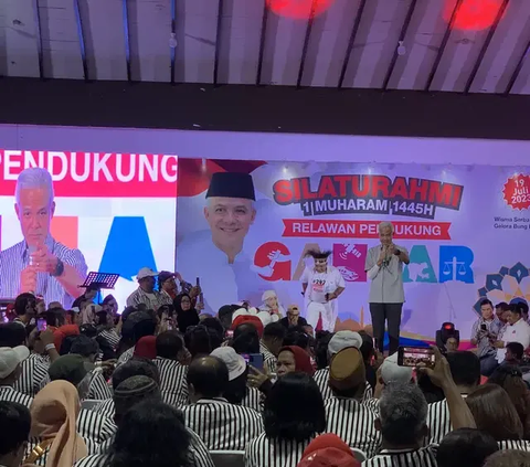 Bakal Calon Presiden PDI Perjuangan Ganjar Pranowo mengakui intensif berdiskusi dengan Presiden Joko Widodo. Terutama yang dibahas adalah politik dalam dan luar negeri.