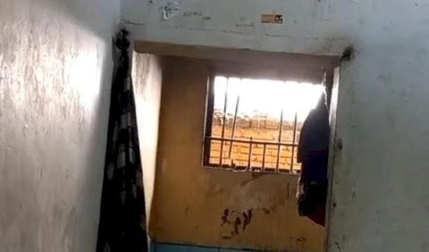 Sebuah video menunjukkan ruang tahanan di Kepolisian Sektor Tallo Kota Makassar dalam kondisi terali besi rusak beredar di media sosial (medsos).