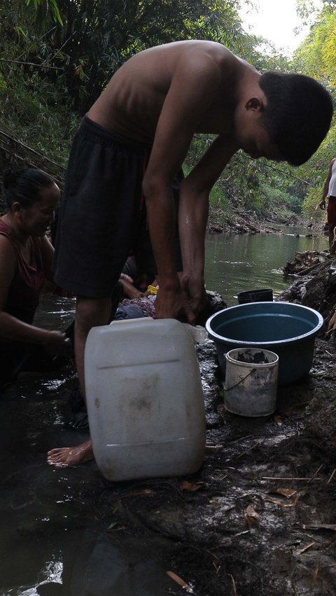 Warga terpaksa mandi dan mencuci di Kali Chioe dikarenakan sumber air di sumur rumahnya mulai mengering meskipun sudah di tambah kedalaman sumur bor.