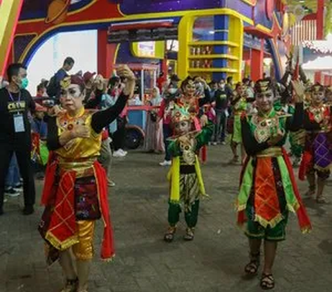 Sebelumnya, Polres Metro Jakarta Pusat berhasil menangkap enam orang komplotan copet yang beraksi di PRJ pada Rabu (12/7) lalu. Dari enam orang tersebut, lima di antaranya merupakan seorang wanita.