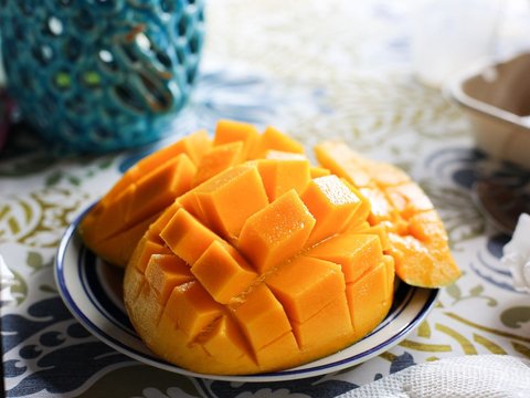 Jika waktu Anda sedang senggang dan Anda memiliki beberapa stok buah di rumah seperti buah nanas, mangga, kedondong, atau salak, Anda bisa menyulapnya menjadi asinan buah nan lezat.