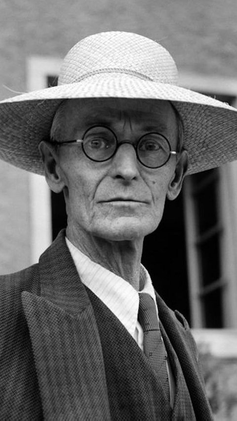 Hermann Hesse lahir di Calw, sebuah kota kecil di Black Forest di barat daya Jerman. Karya-karyanya yang paling terkenal adalah Demian, Steppenwolf, Siddhartha, dan The Glass Bead Game. Masing-masingnya mengeksplorasi pencarian individu akan keaslian, pengetahuan diri, dan spiritualitas.