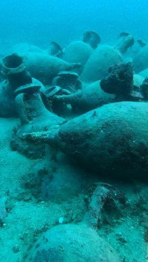 Kapal yang tenggelam itu memiliki tembikar Romawi kuno yang berasal dari abad ke-3 SM.
