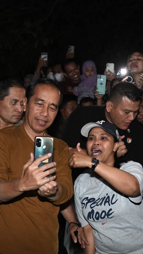 Potret Jokowi Beli Gulali di Festival Tabut Bengkulu